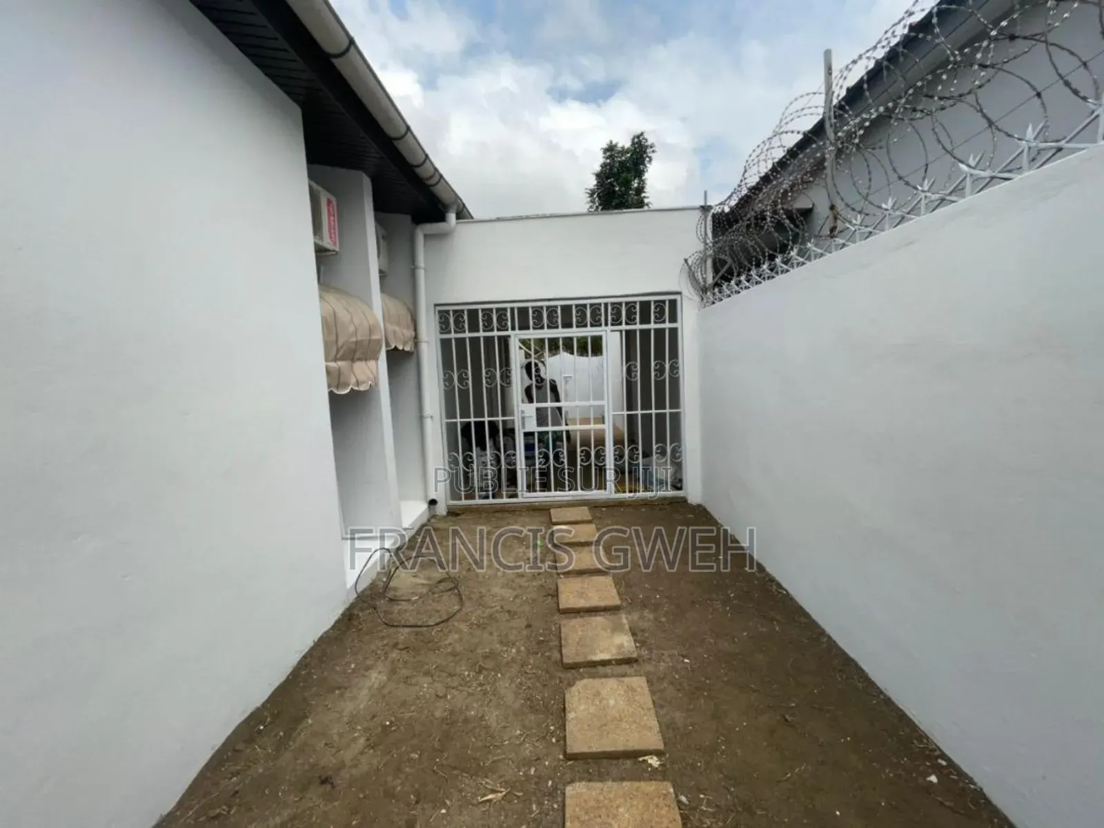 3chbre Villa dans Francis Gweh, Cocody à Louer