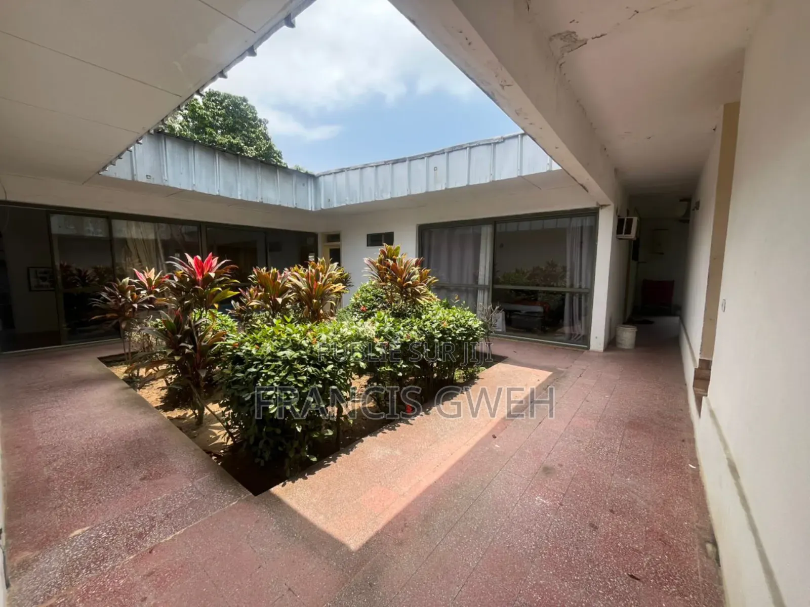 6chbre Villa dans Francis Gweh, Cocody à Vendre
