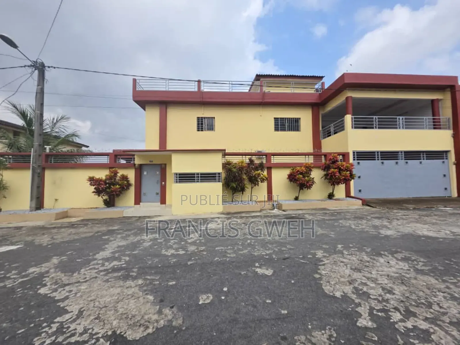 6chbre Duplex dans Francis Gweh, Cocody à Louer