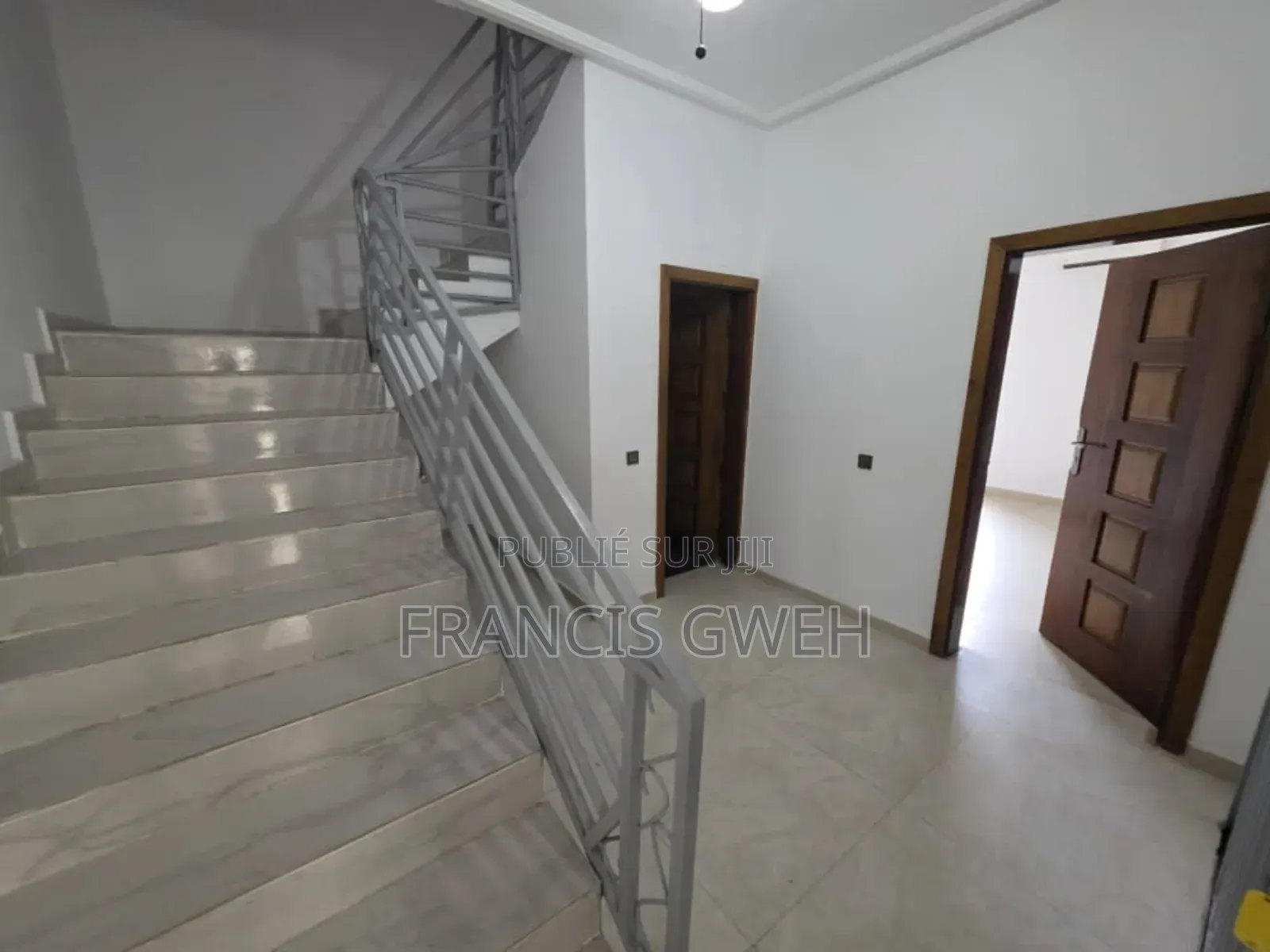 6chbre Duplex dans Francis Gweh, Cocody à Louer