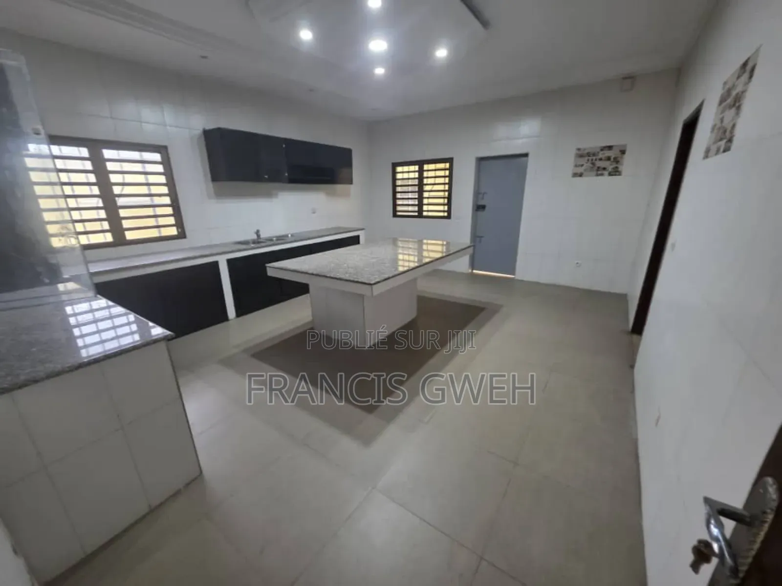 6chbre Duplex dans Francis Gweh, Cocody à Louer