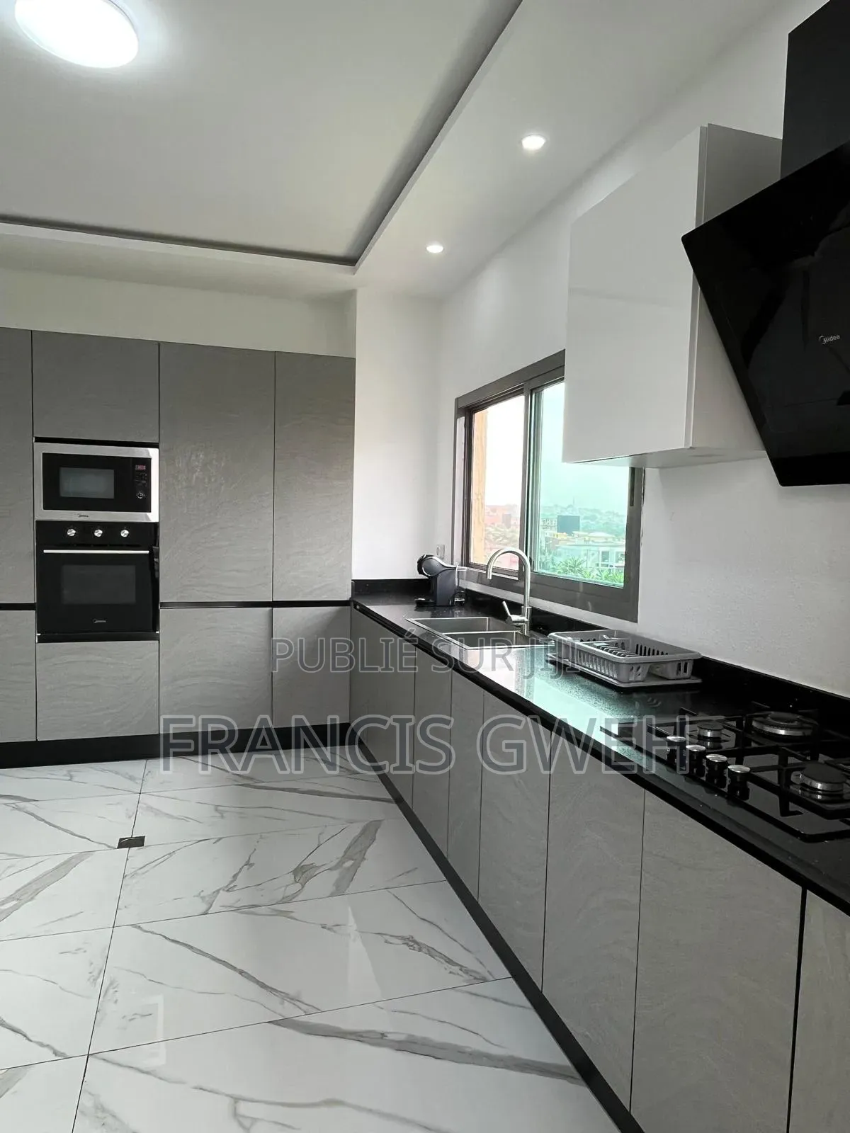 Furnished 3chbre Appartement dans Francis Gweh, Cocody à Louer