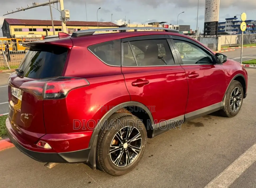 Toyota RAV4 LE 4dr SUV (2.5L 4cyl 6A) 2018 Rouge