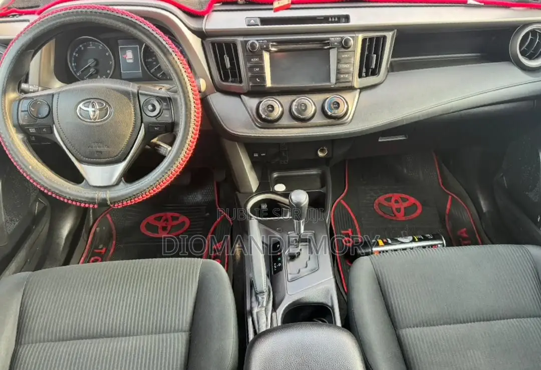 Toyota RAV4 LE 4dr SUV (2.5L 4cyl 6A) 2018 Rouge