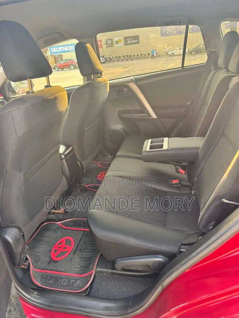 Toyota RAV4 LE 4dr SUV (2.5L 4cyl 6A) 2018 Rouge