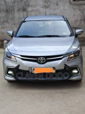 Photo - Toyota Starlet 2023 Gris