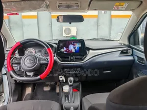 Toyota Starlet 2023 Gris