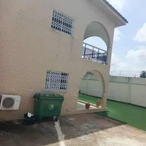 16chbre Duplex dans Villa, Cocody à Louer