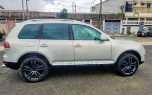 Photo - Volkswagen Touareg VR6 FSI 2010 Beige