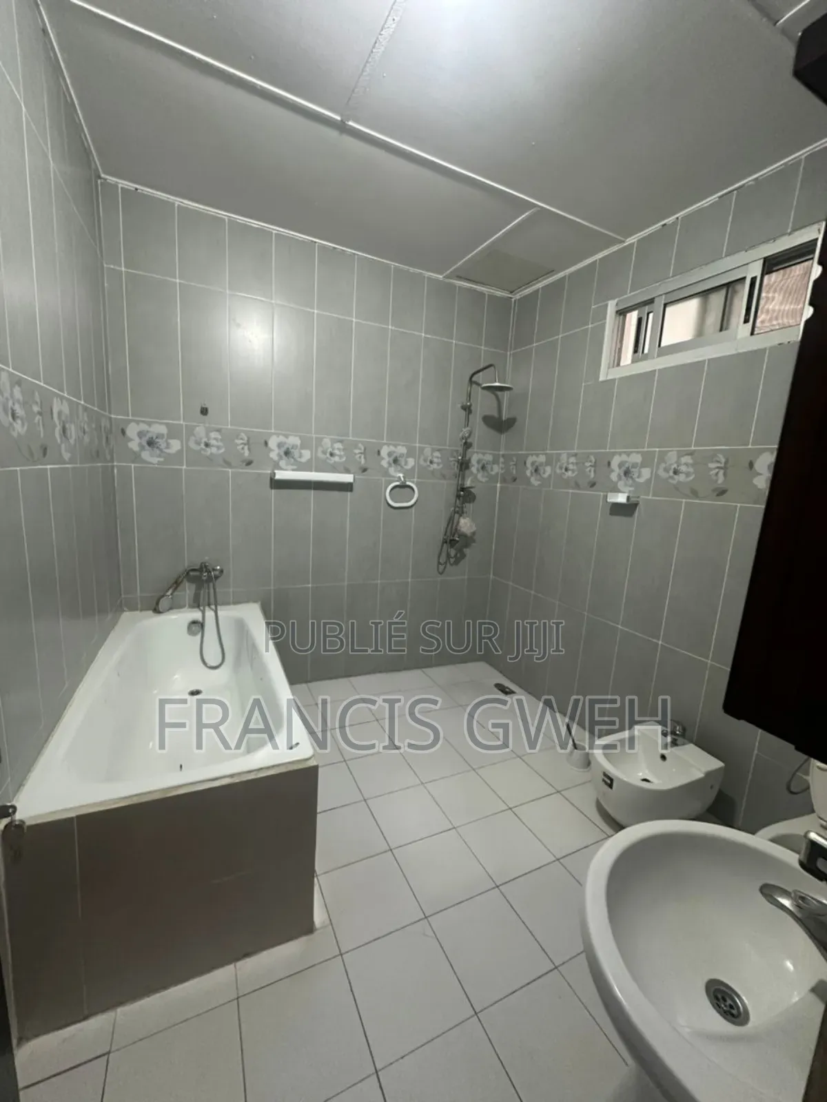 3chbre Duplex dans Francis Gweh, Cocody à Louer