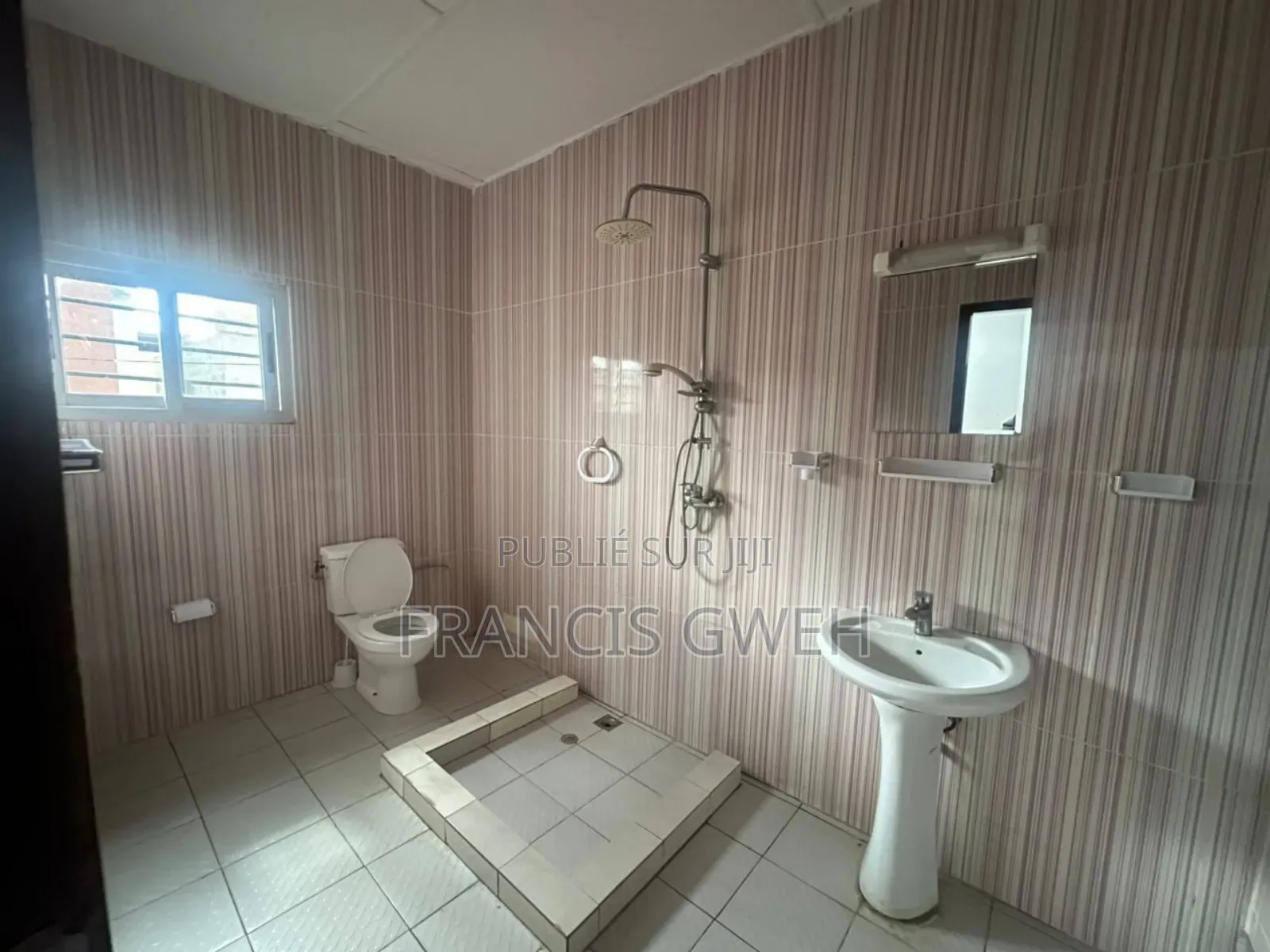 3chbre Duplex dans Francis Gweh, Cocody à Louer