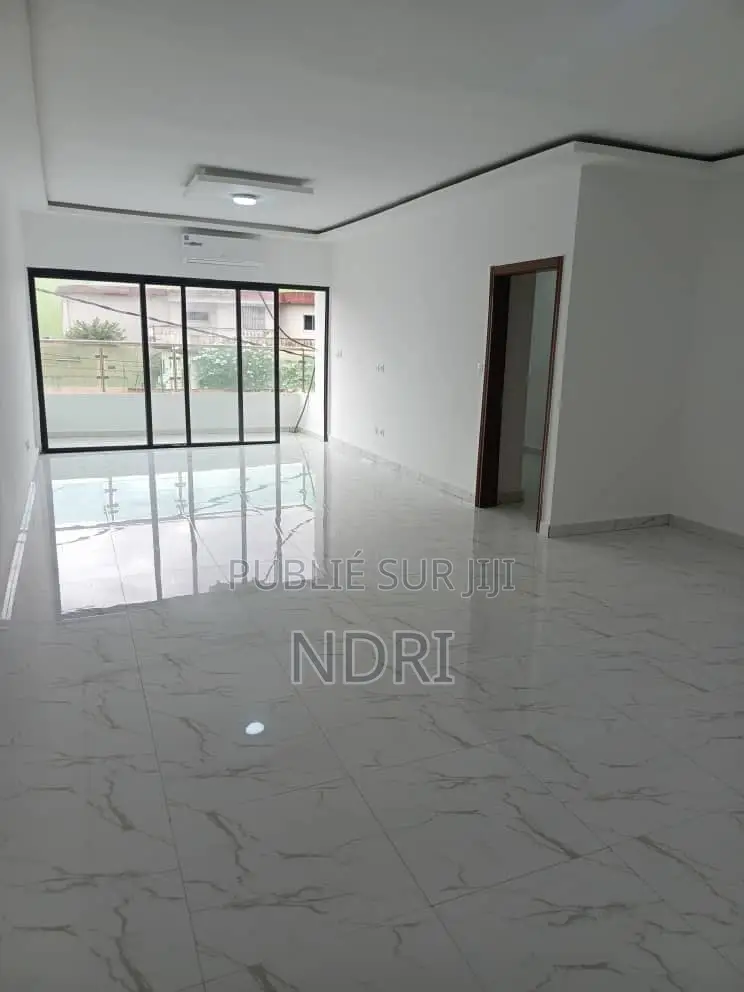 3chbre Appartement dans Building House, Cocody à Vendre