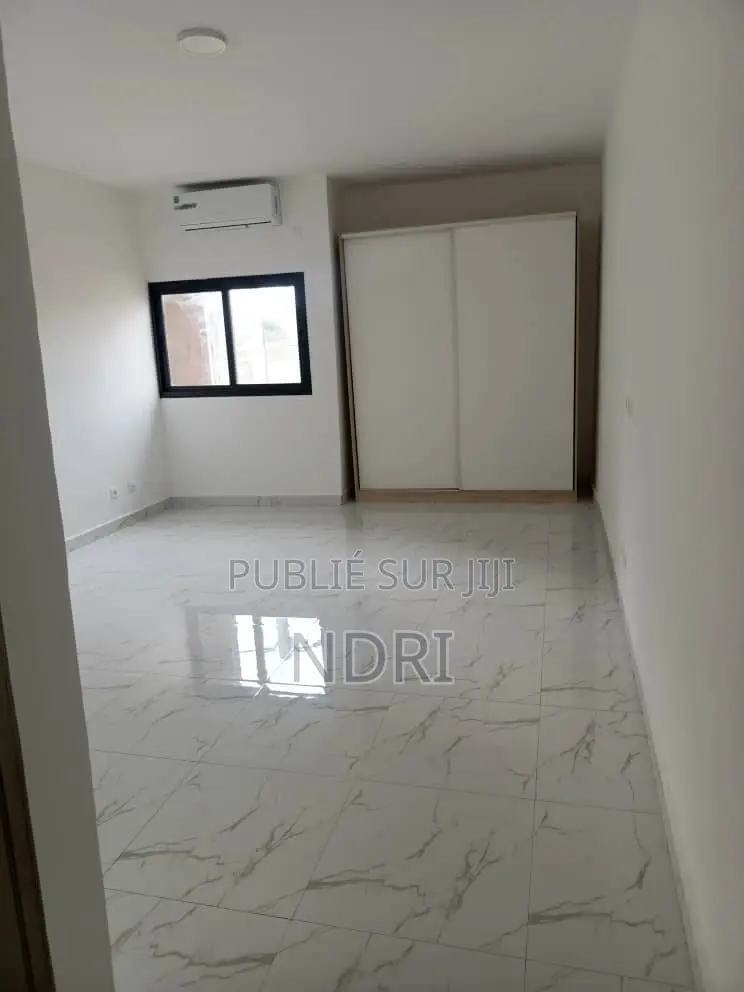 3chbre Appartement dans Building House, Cocody à Vendre