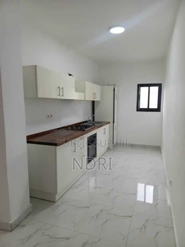 3chbre Appartement dans Building House, Cocody à Vendre