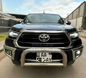 Photo - Toyota Hilux 2023 Black