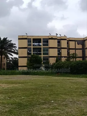 3chbre Appartement dans En Location À La, Cocody à Vendre