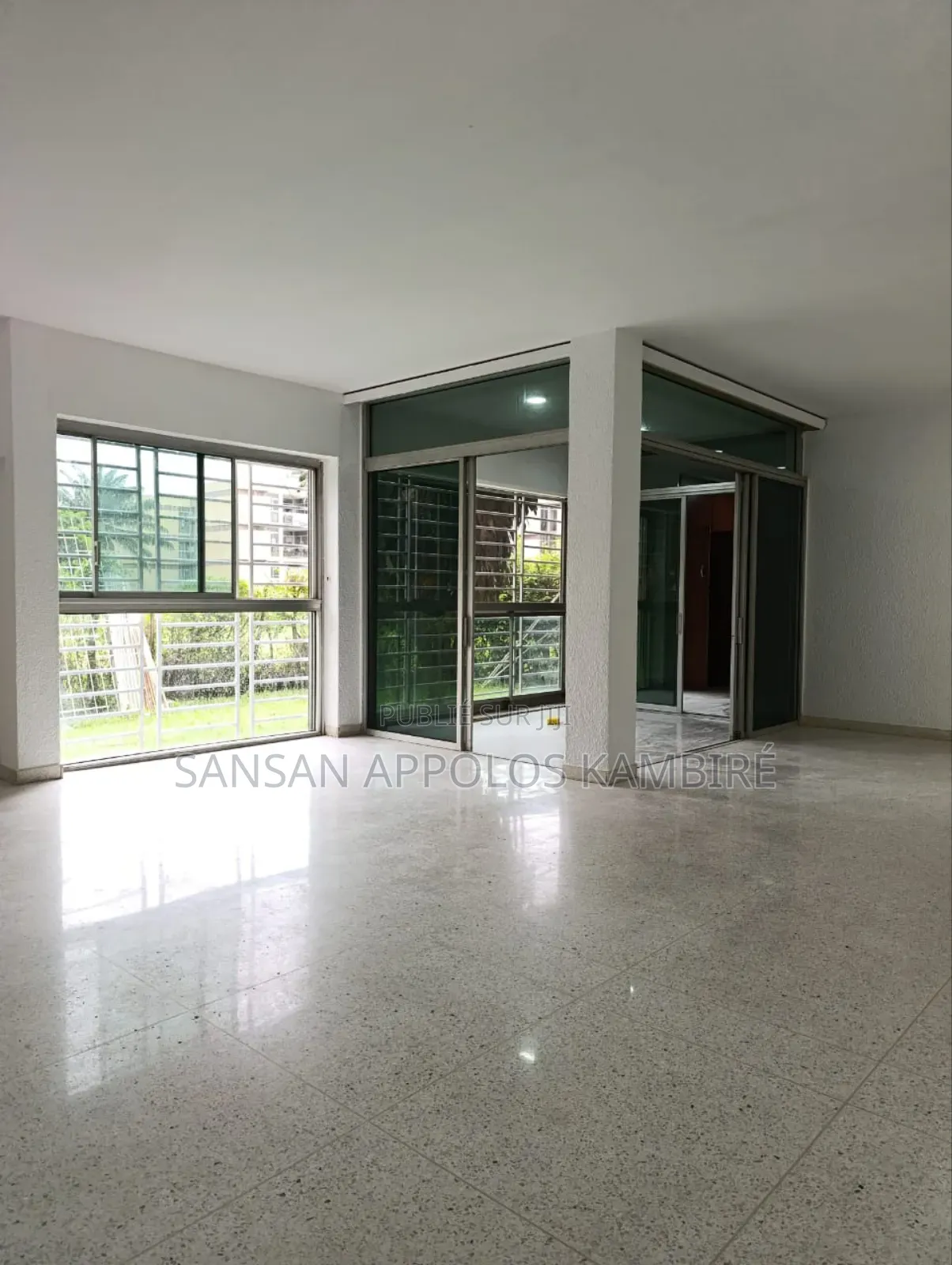 3chbre Appartement dans En Location À La, Cocody à Vendre