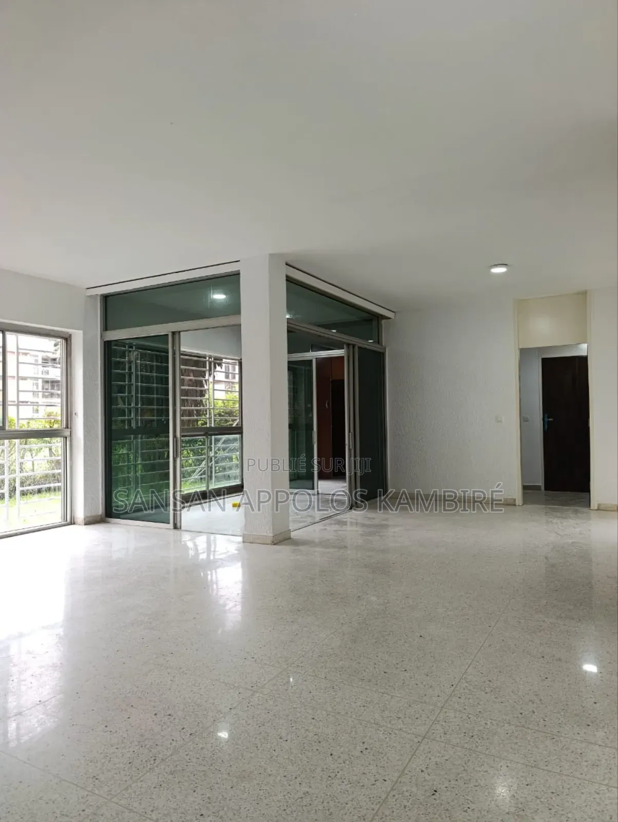 3chbre Appartement dans En Location À La, Cocody à Vendre