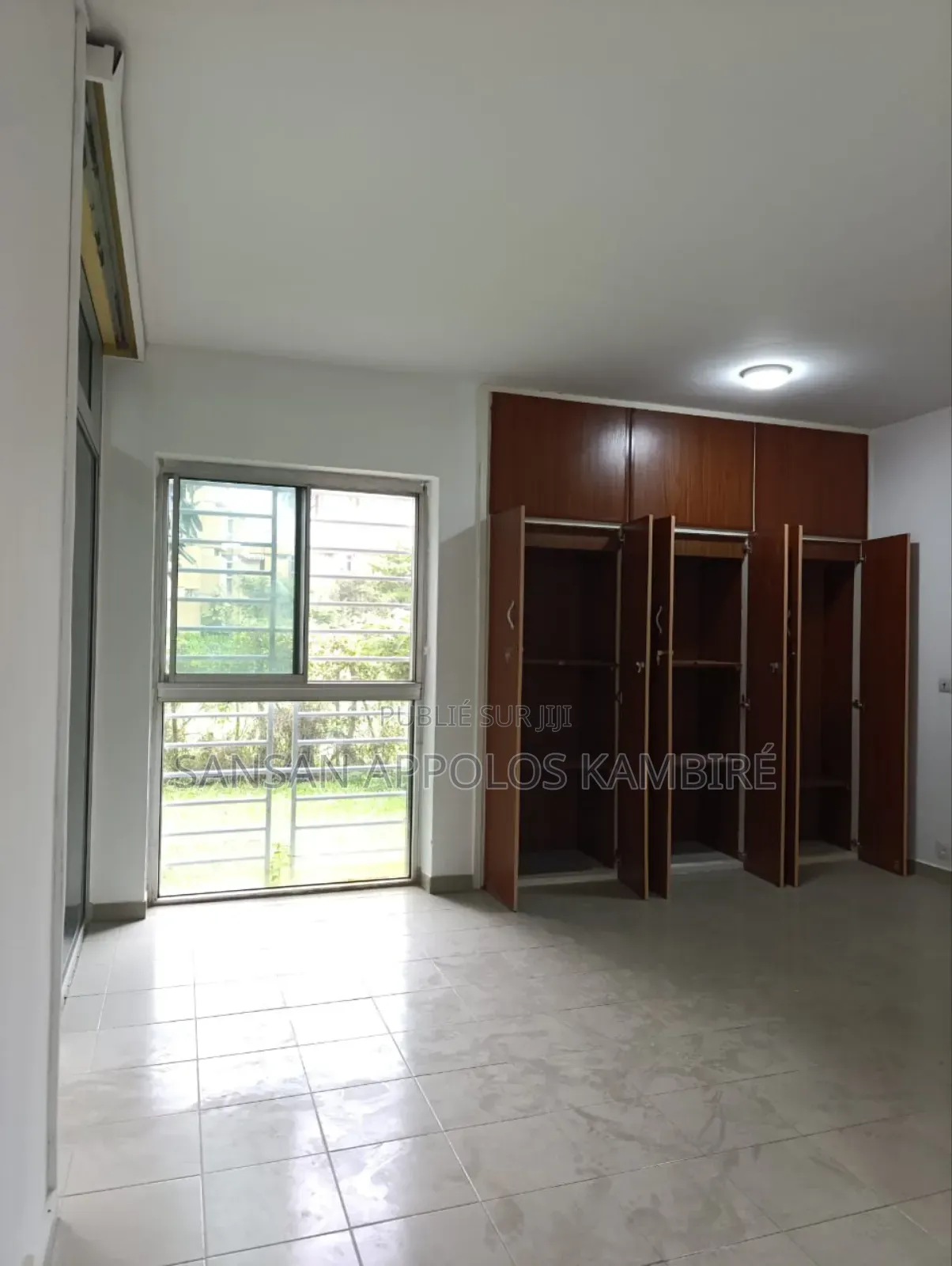 3chbre Appartement dans En Location À La, Cocody à Vendre