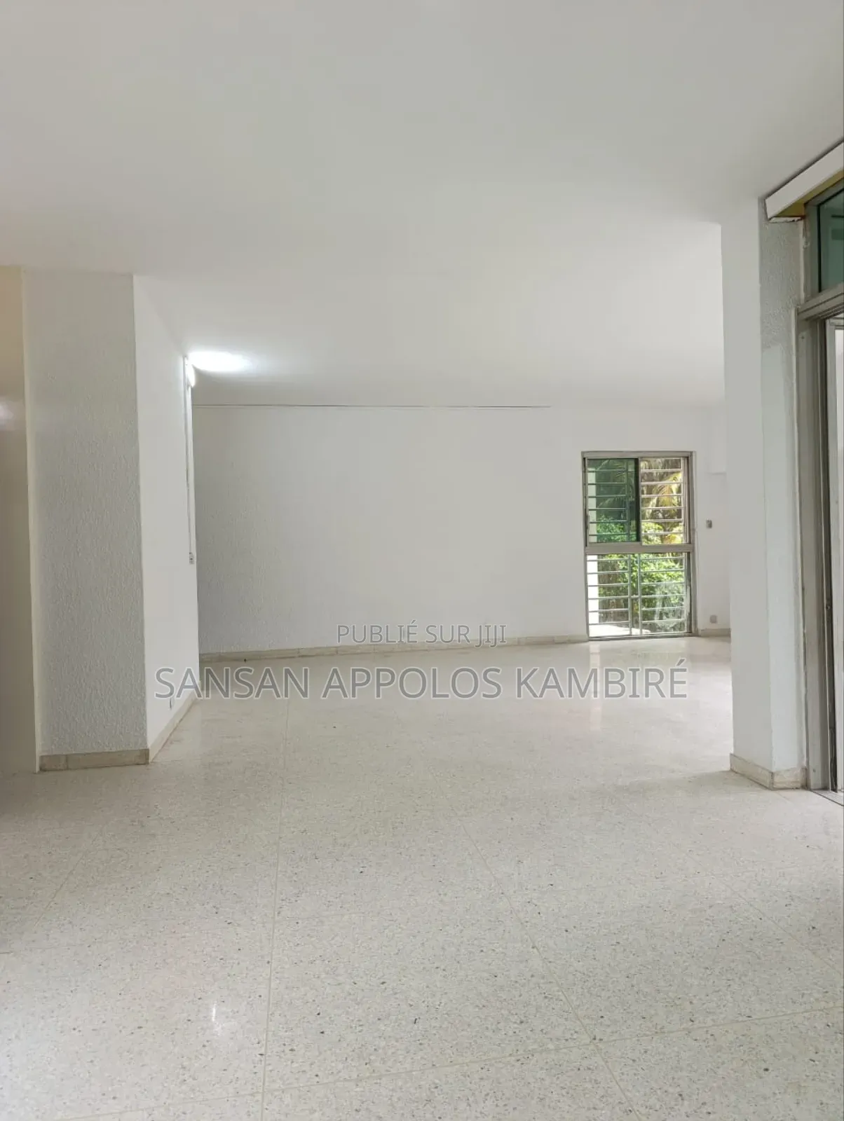 3chbre Appartement dans En Location À La, Cocody à Vendre