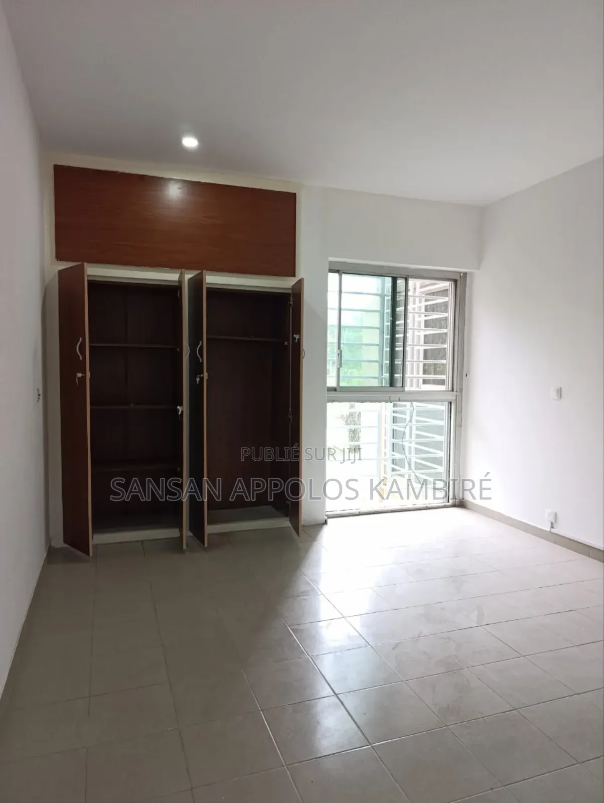 3chbre Appartement dans En Location À La, Cocody à Vendre