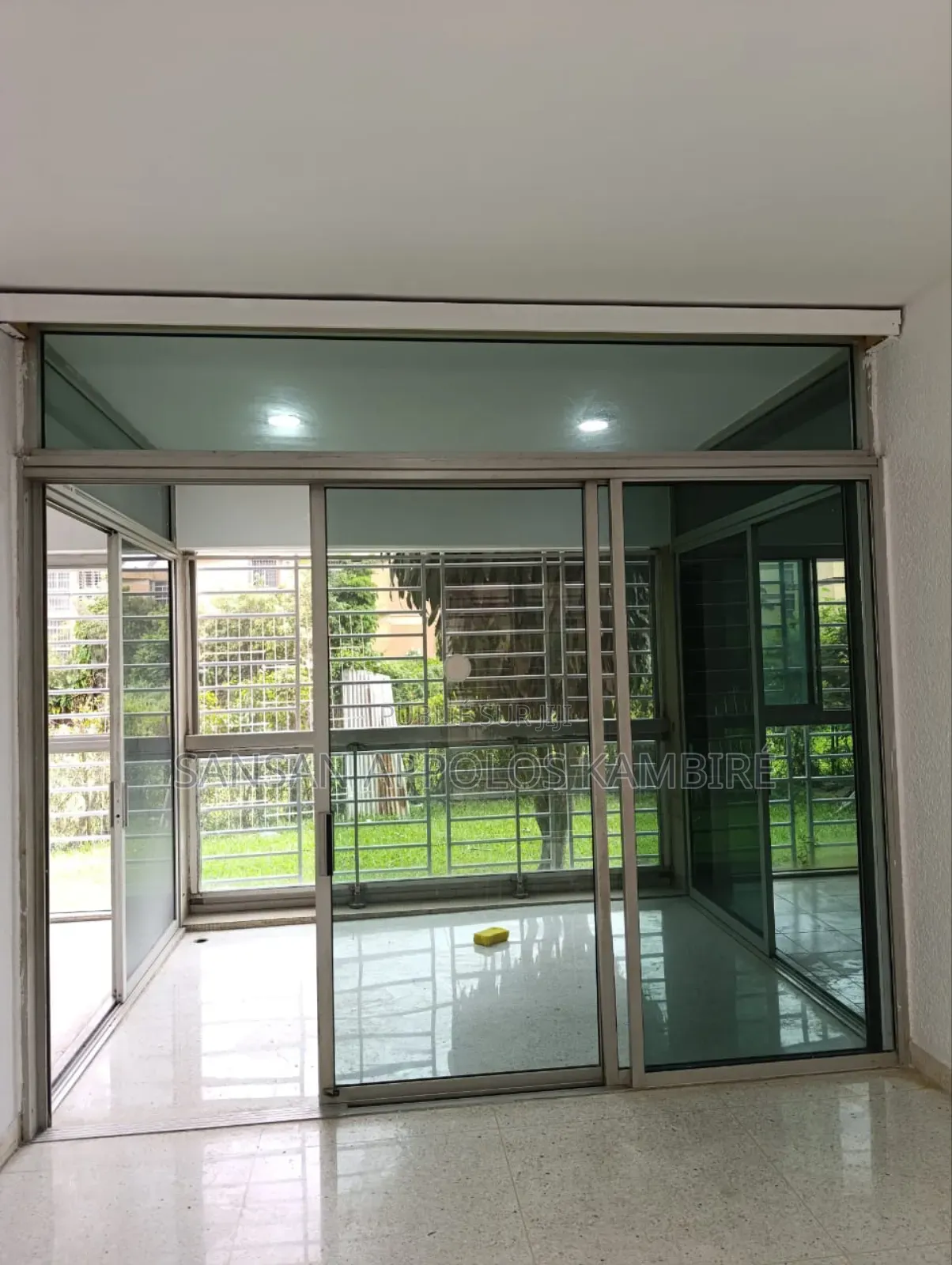 3chbre Appartement dans En Location À La, Cocody à Vendre