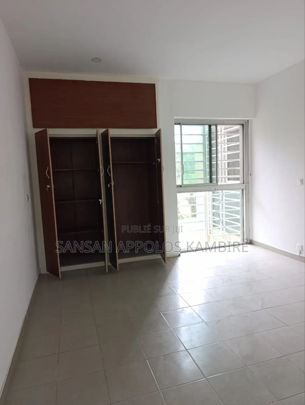 3chbre Appartement dans En Location À La, Cocody à Vendre