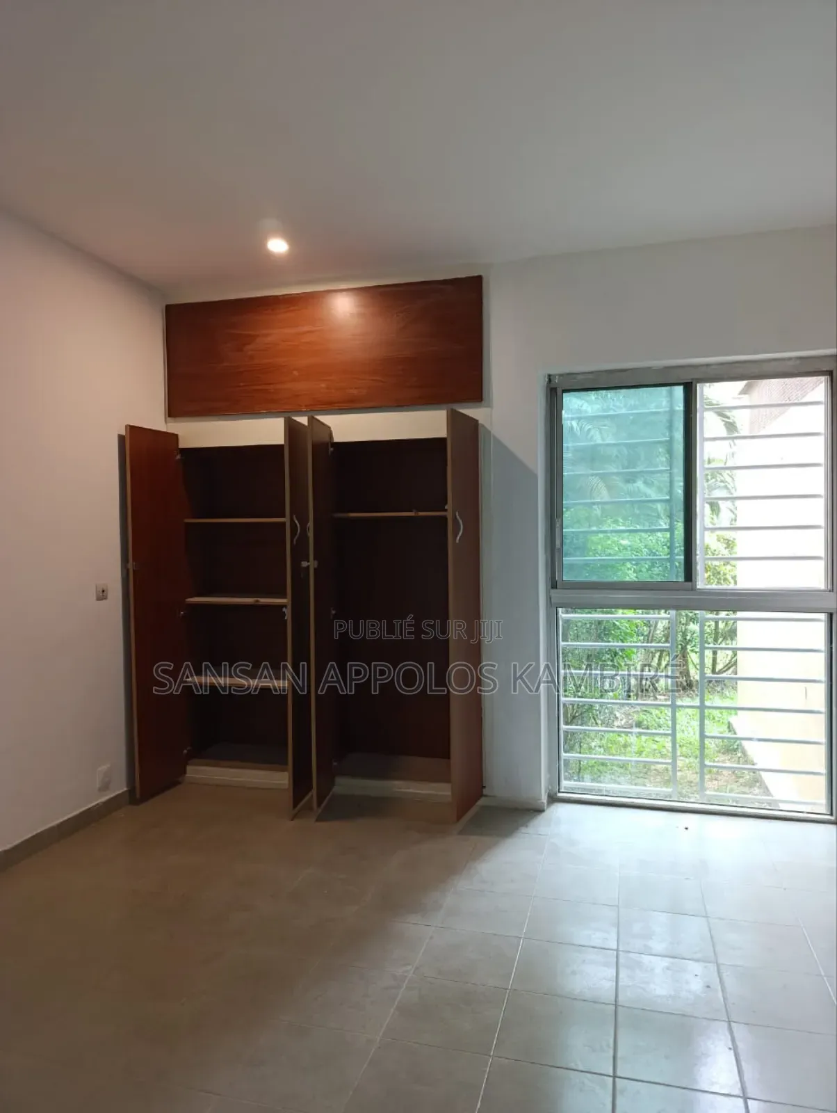 3chbre Appartement dans En Location À La, Cocody à Vendre