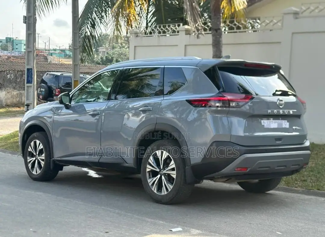 Nissan Rogue SV 2022 Gris