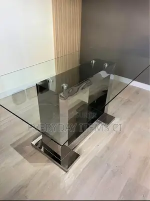 Photo - Table Vitrée Finition en Bois Massif  