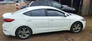 Hyundai Elantra Limited Sedan FWD (2.0L 4cyl 6A) 2017 Blanc