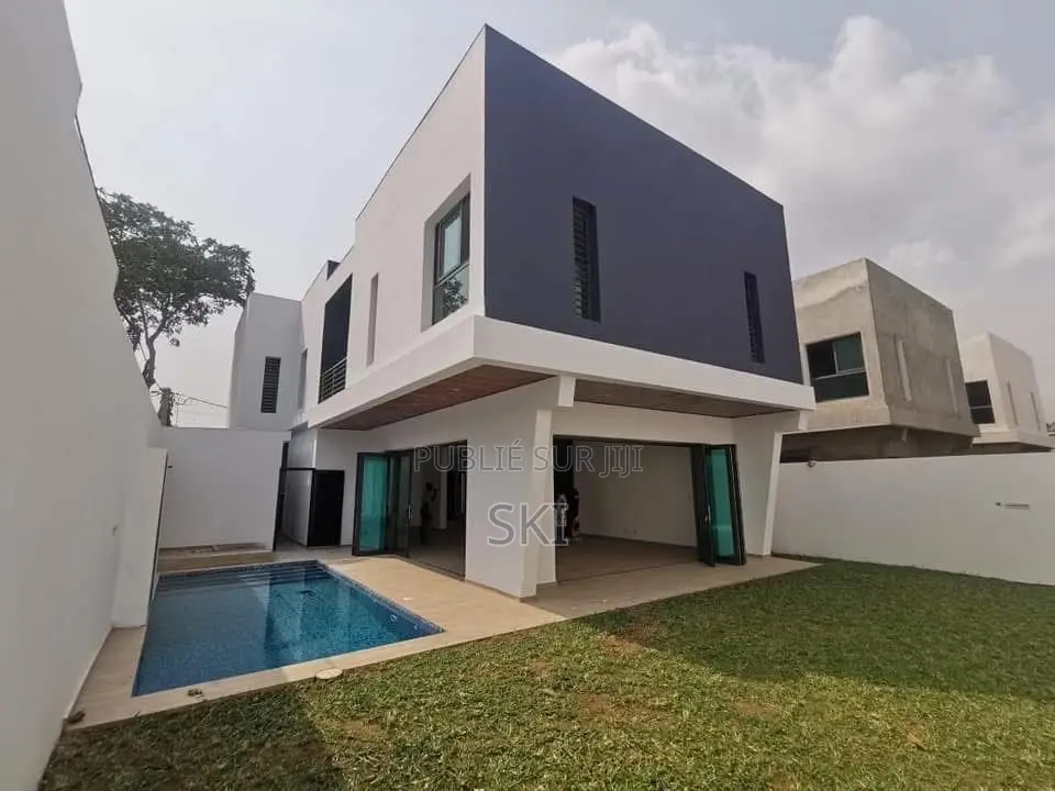 6chbre Villa dans Cocody à Louer