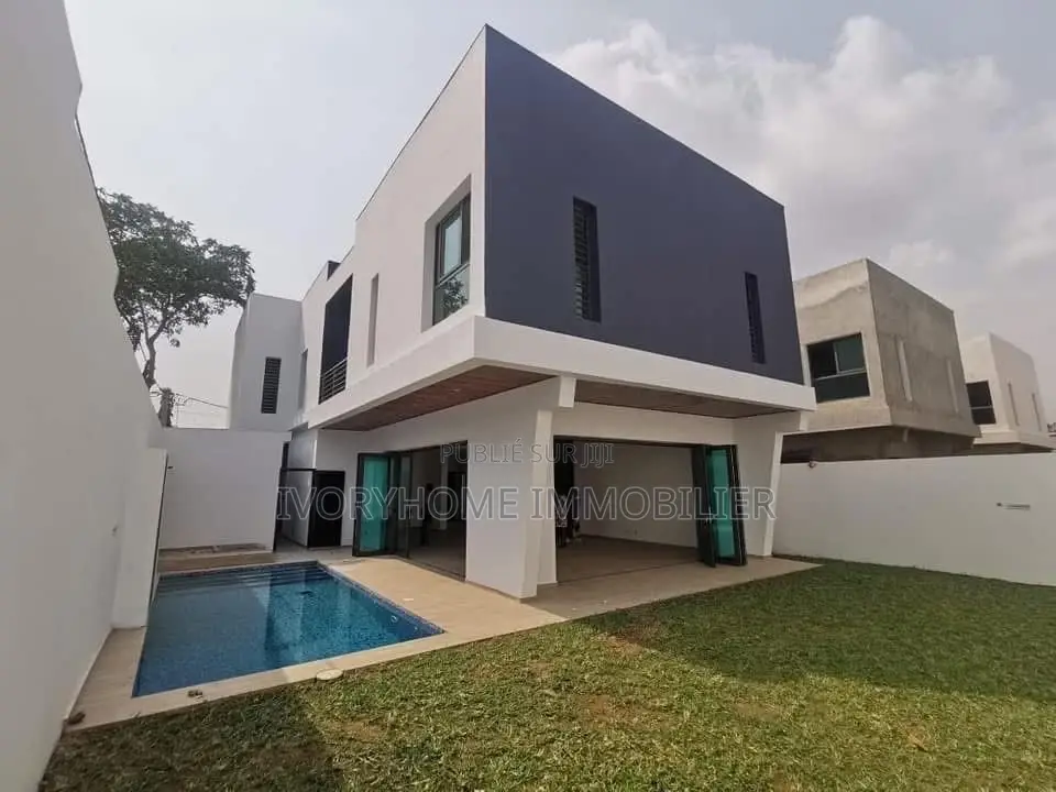 6chbre Villa dans Cocody à Louer