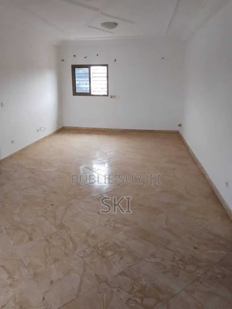 3chbre Appartement dans Cocody à Louer