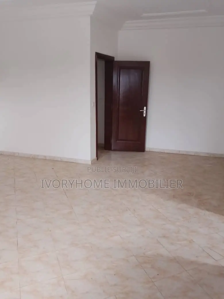 3chbre Appartement dans Cocody à Louer