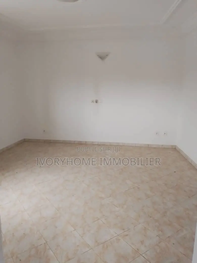 3chbre Appartement dans Cocody à Louer