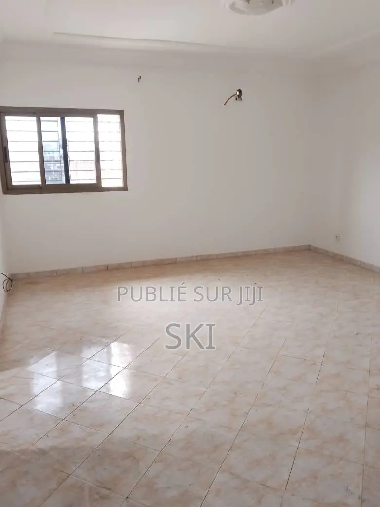 3chbre Appartement dans Cocody à Louer