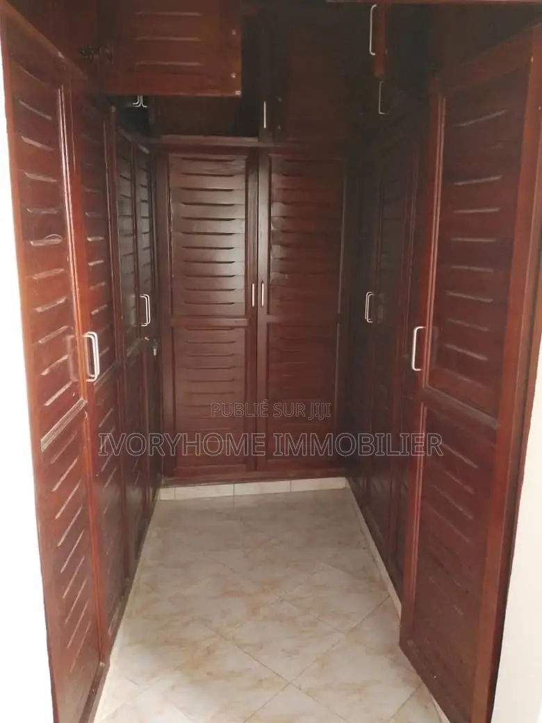 3chbre Appartement dans Cocody à Louer