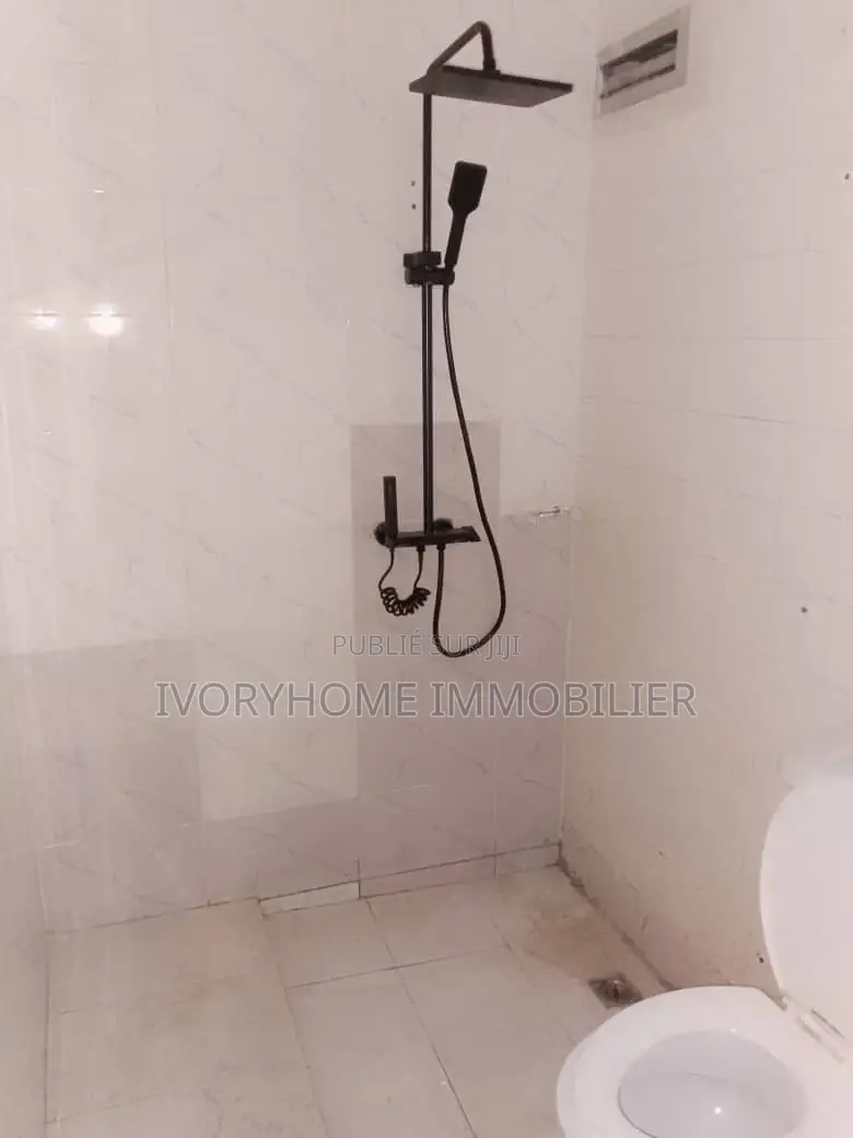 3chbre Appartement dans Cocody à Louer