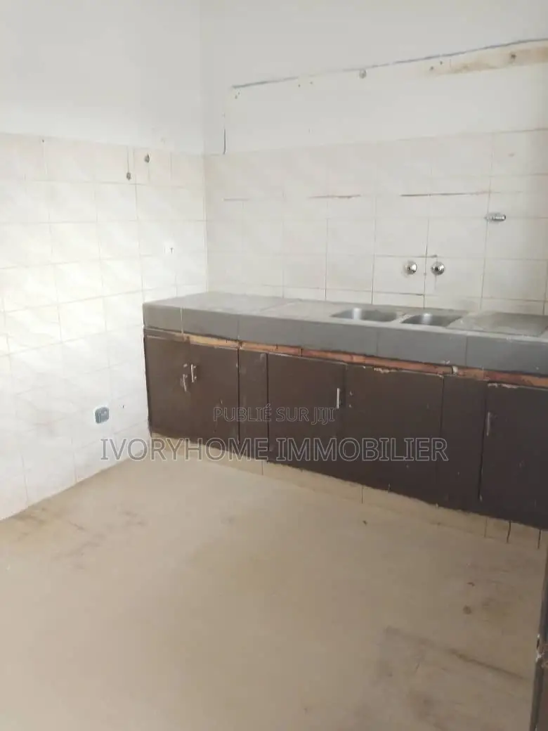 3chbre Appartement dans Cocody à Louer