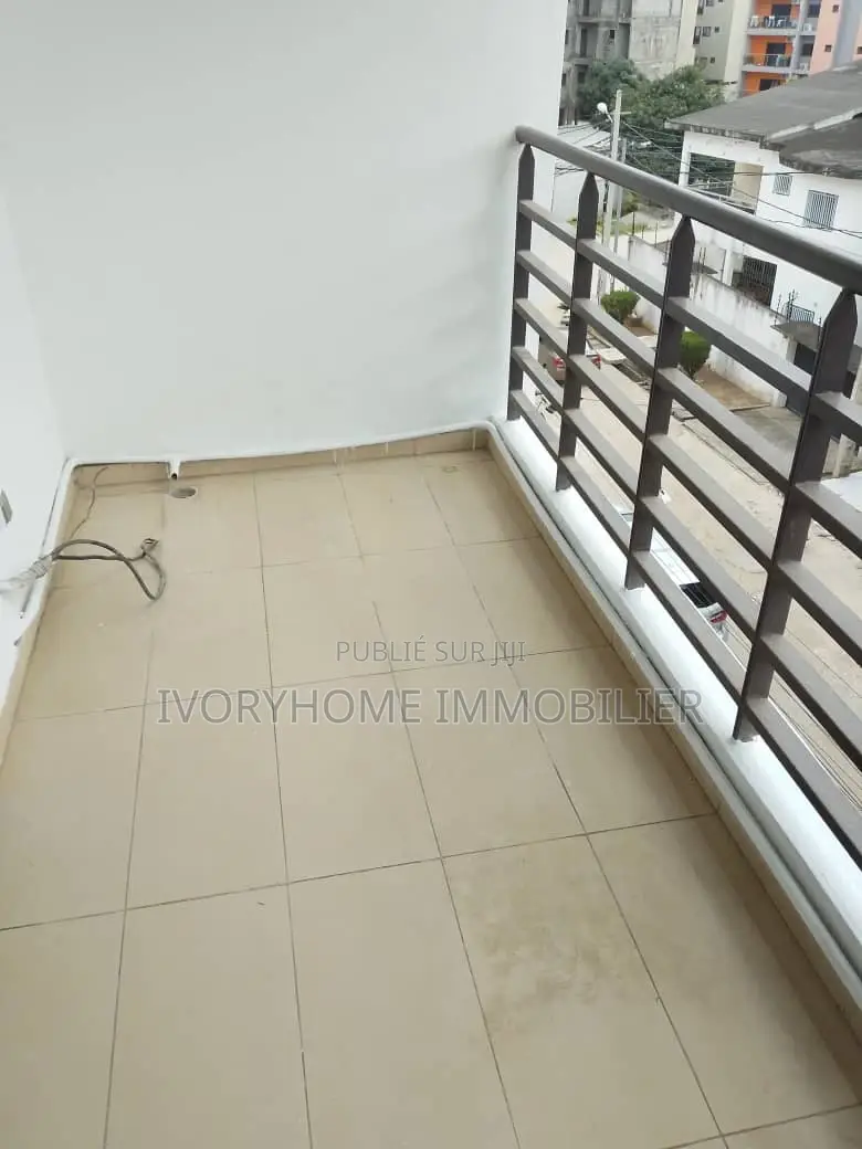 3chbre Appartement dans Cocody à Louer