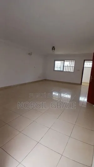 3chbre Villa dans Avec Norco, Cocody à Vendre