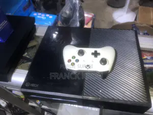 Photo - Xboxe One Disponible Avec Une Manette