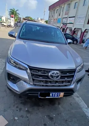 Photo - Toyota Fortuner 2022 Gris