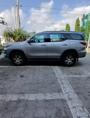 Toyota Fortuner 2022 Gris