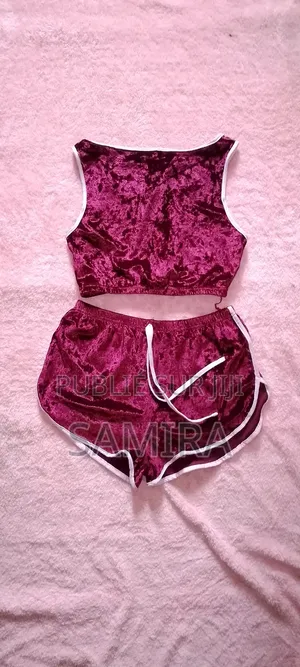 Pyjama Léger Pour Jeune Fille Les Deux Son A 4000f ; 1 Pyjama À 2000f