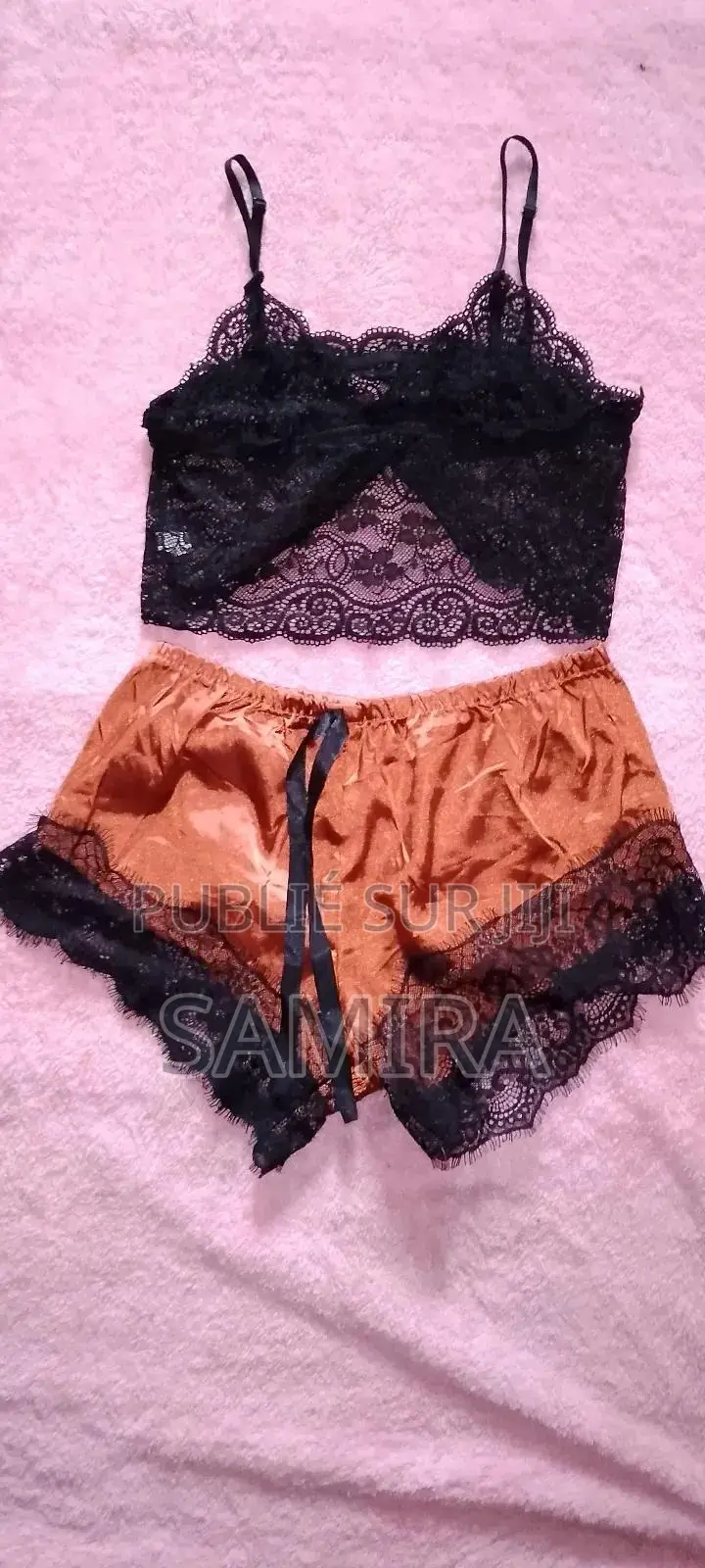 Pyjama Léger Pour Jeune Fille Les Deux Son A 4000f ; 1 Pyjama À 2000f