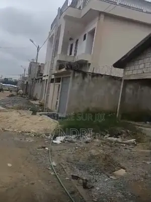 4chbre Maison dans Building House, Cocody à Vendre