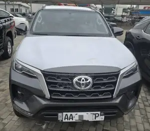 Photo - New Toyota Fortuner 2025 Gris