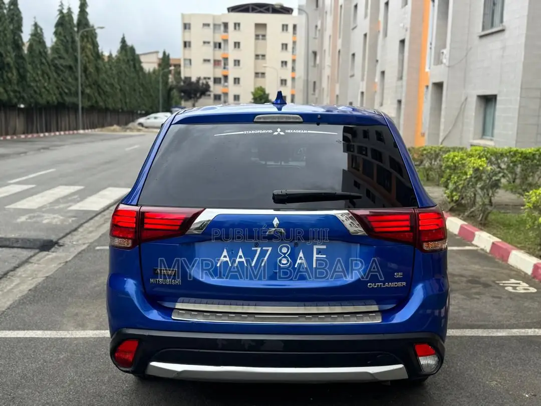 Mitsubishi Outlander 2018 Blue